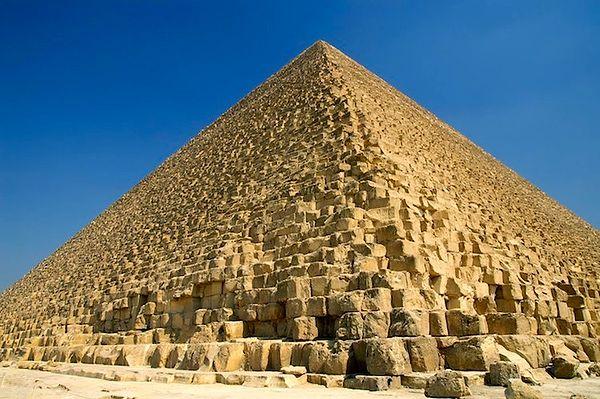 Piramitlerin çoğu Eski Krallık Dönemi'nden Orta Krallık Dönemi'ne kadar hüküm süren firavunların mezarları olarak inşa edildi.