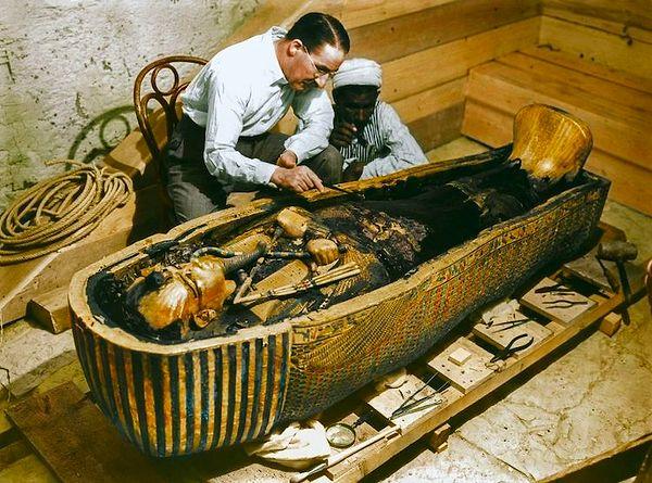 Büyük Gize Piramidi ve diğer pek çok Eski Mısır döneminden kalma piramit muazzam yapılar olsa da hiçbiri Tutankhamon'un mezarı gibi göz kamaştıran hazineler barındırmıyordu.