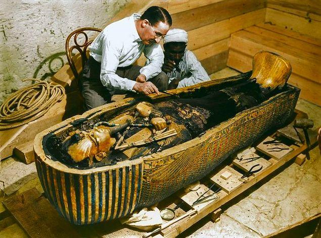 Büyük Gize Piramidi ve diğer pek çok Eski Mısır döneminden kalma piramit muazzam yapılar olsa da hiçbiri Tutankhamon'un mezarı gibi göz kamaştıran hazineler barındırmıyordu.