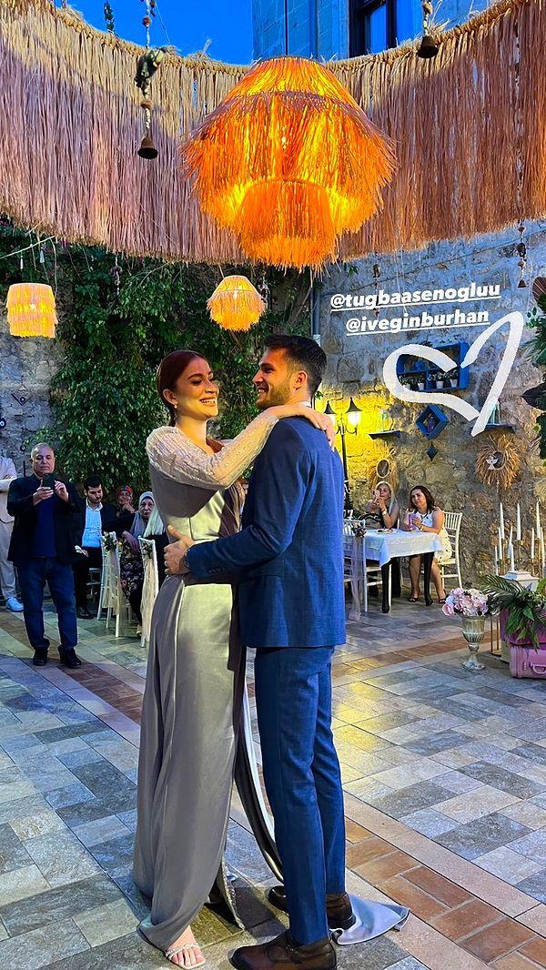Tuğba Şenoğlu dün akşam evlilik yolunda bir adım attı ve arkadaşlarının katıldığı bir törenle Burhan İvegin'le nişanlandı.