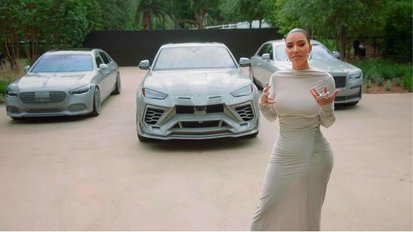 Hatta bu yüzden Kardashian kapısının önünde durduğu zaman uyumlu gözükmesi için arabalarını da genellikle gri renkte alıyor.