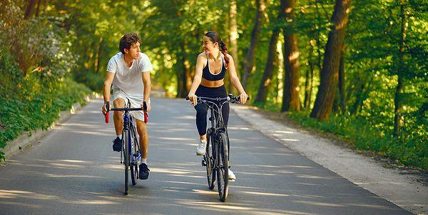 3. Hem zihinsel hem bedensel olarak düzenli bisiklet sürmek aslında gün içerisinde ihtiyacınız olan sporu yapmanızı sağlıyor.