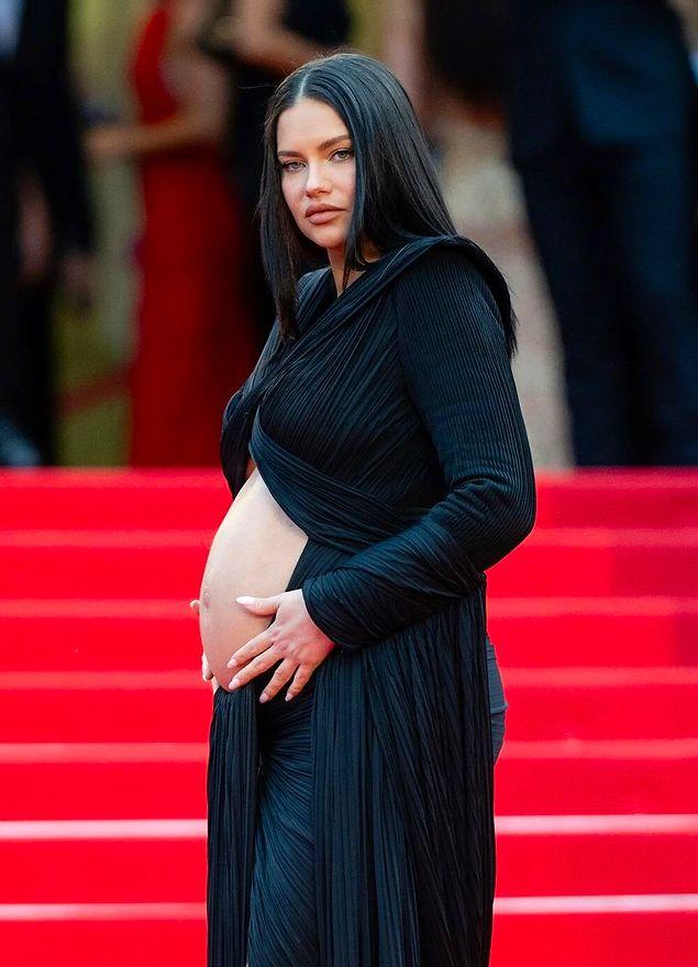 Hamilelik stiliyle son günlerde sık sık gündem olan güzel model, geçtiğimiz haftalarda Cannes Film Festivali kapsamında Top Gun: Maverick'in gösterimine katıldığı Balmain elbisesiyle çok konuşulmuş, herkesi büyülemişti.