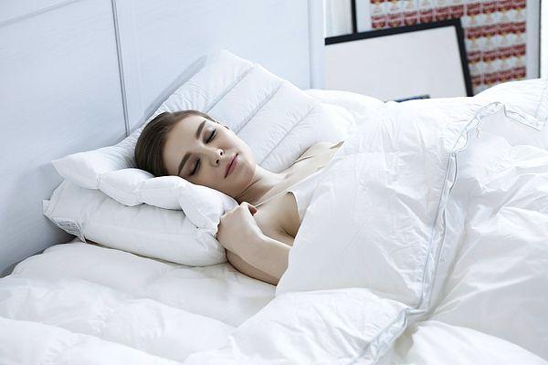 1. Sırtüstü uyumak cildinizin kırışmasını önler.
