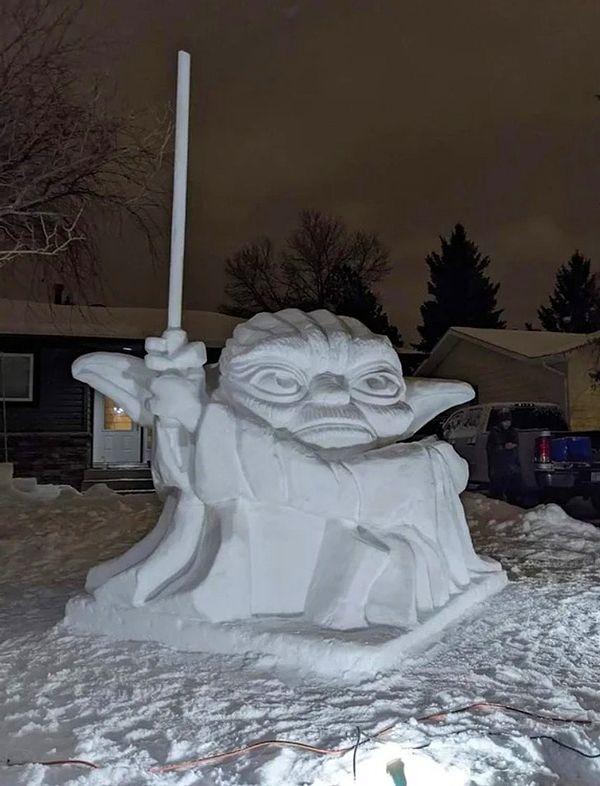 8. "Güç seninle olsun Yoda (kardan heykel versiyonu)"