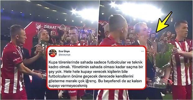 Sivassporlu Futbolcular Kupayı Kaldırmaya Çalışırken Kadraja Girmeye Çalışan 'Kravatlılar' Tepkilerin Odağında