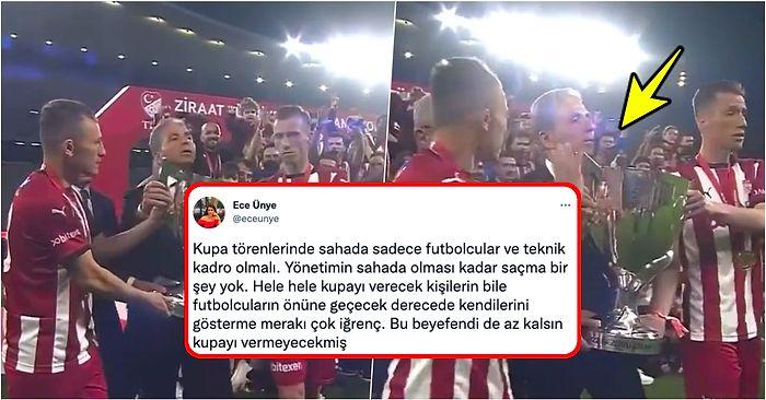 Sivassporlu Futbolcular Kupayı Kaldırmaya Çalışırken Kadraja Girmeye Çalışan 'Kravatlılar' Tepkilerin Odağında