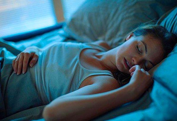 4. Hayatınızın kalitesi için her gece düzenli olarak 7 saatlik uykunuzu alın.