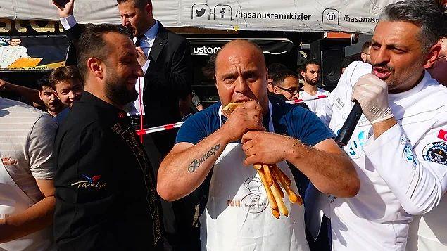 1. Bursa'da bu yıl 7'incisi düzenlenen börek yeme yarışmasında 10 dakika içinde 15 metre 60 santim börek yiyen Erdem Salman, 3 bin liralık ödülün sahibi oldu.