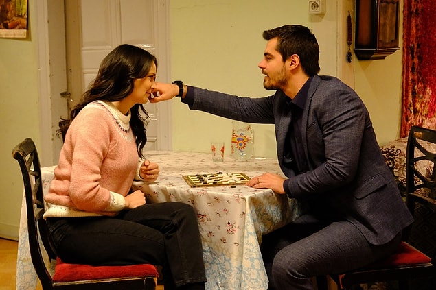 Berk Atan ile kimyası herkes tarafından beğenilen Gülsim Ali'nin, senaryoda hikayesinin azalması ve Seferihisar'da çekilen setin kendisini çok yorması sebebiyle ayrılacağı konuşulmuştu.