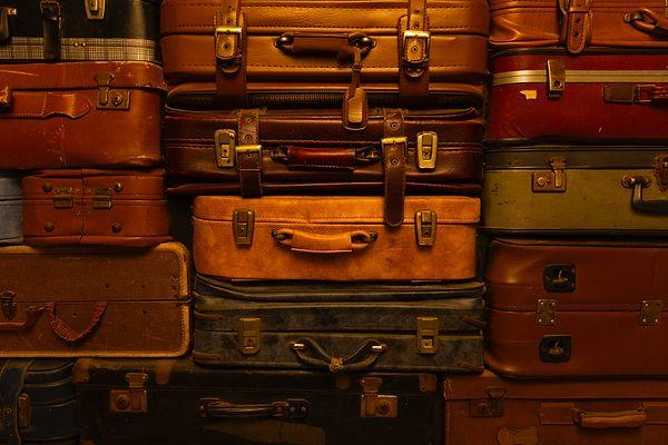 4. "Eğer ailecek seyahat ediyorsanız eşyalarınızı valizlere bölün. Eğer dört kişilik aileyseniz ve iki valiz getiriyorsanız eşyalarınızı iki valize bölün...