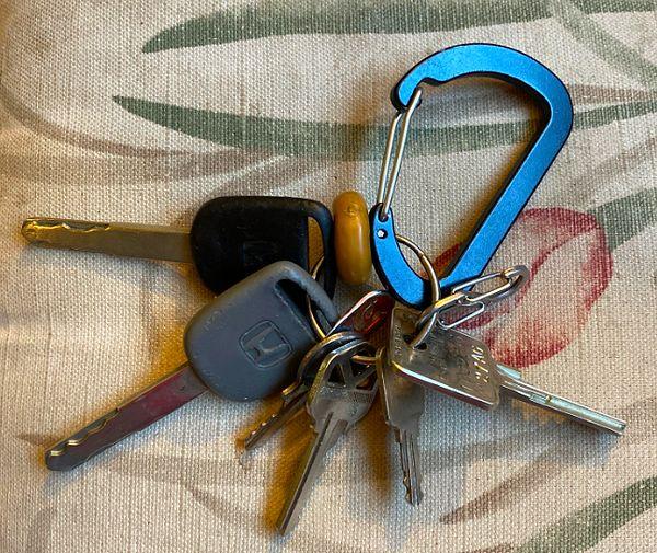2. Eğer anahtarlarınızı sürekli kaybetmekten şikayetçiyseniz telefonunuza veya kemerinize anahtarlık takmayı deneyebilirsiniz.