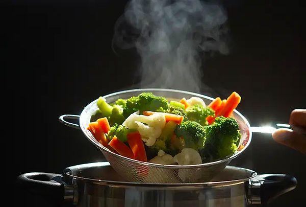 4. Yemek yaparken kızartmak yerine buharda pişirerek daha az kalori alabilirsiniz.