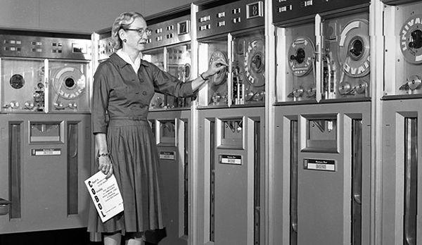 3. Bilgisayarların Annesi lakabı ile tanınan Grace Hopper BM-Harvard Mark isimli ilk büyük ölçekli bilgisayarı geliştirmiştir.