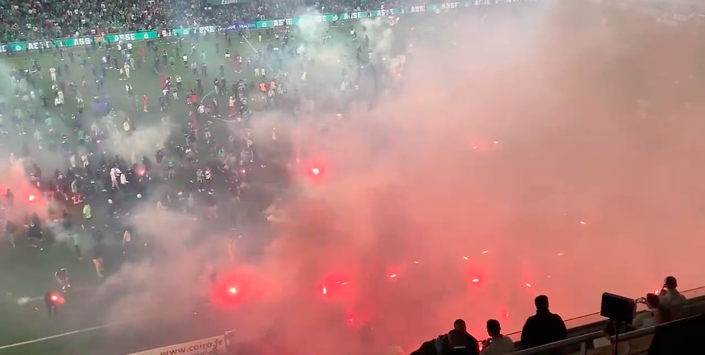 Meşalelerle Sahaya Girdiler: Küme Düşen St. Etienne Taraftarları Stadyumu Ateşe Verdi!