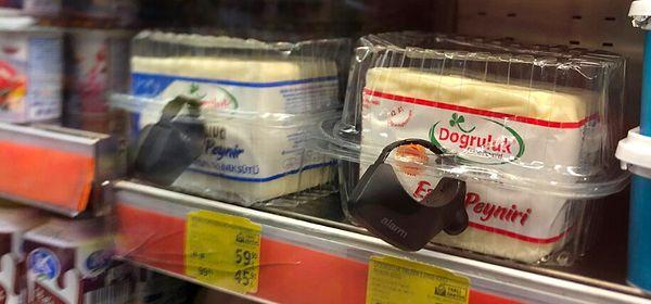 Temel besin maddelerin peynire takılan kilitler sosyal medyada da büyük tepkilere neden olmuştu.