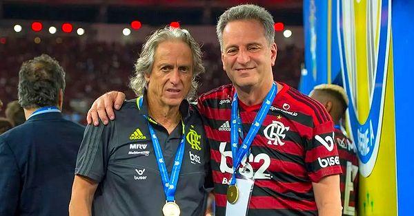 Flamengo'da oynattığı futbolla kıtada kupa bırakmayan Jorge Jesus, takımdan ayrıldığında taraftarlar arkasında gözyaşı dökmüştü. Kendisine isminden dolayı futbolun peygamberi yakıştırmaları yapılmıştı.