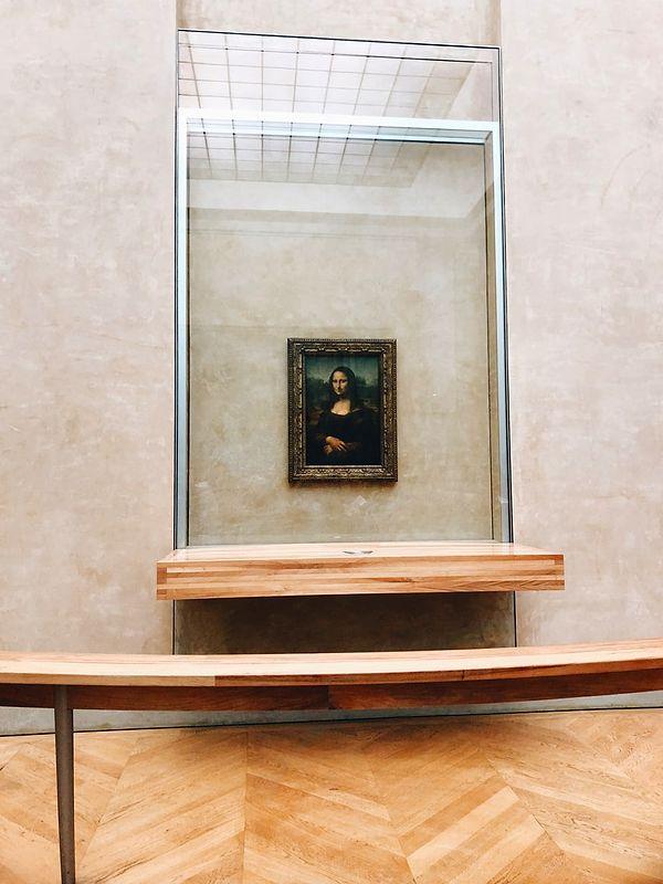 Her yıl binlerce ziyaretçi ağırlanan müzede, tarihi bir olay yaşandı ve 'Mona Lisa' tablosunu koruyan cam mekanizmaya pasta atıldı.