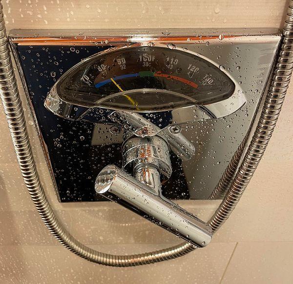6. “Otel duşumda su termometresi var.”