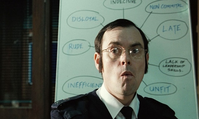 3. Hot Fuzz filminde, Bill Hader'ın karakterine atıfta bulunan görsel mizah, aynı zamanda karakterin ileride yapacağı şeyleri de öngörüyor. 3. Hot Fuzz filminde, Bill Hader'ın karakterine atıfta bulunan görsel mizah, aynı zamanda karakterin ileride yapacağı şeyleri de öngörüyor.