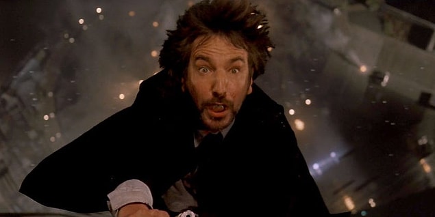 6. Zor Ölüm'de Alan Rickman'ın düşerkenki yüz ifadesi tamamen gerçek. Dublör ekibi onu üçe kadar sayıp düşüreceklerini söyledi, ancak birde düşmesine izin verdi.