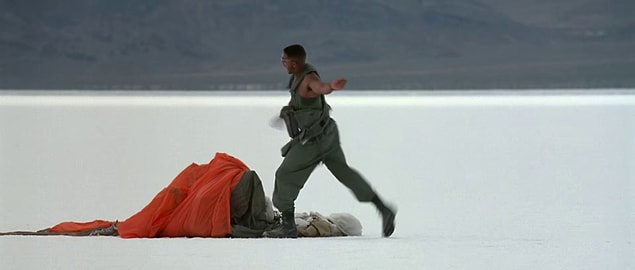 7. 1996 yapımı Independence Day'de, Will Smith'in uzaylıyı Utah'ın tuz düzlüklerinde sürüklediği sahnede Smith, Bu koku da ne? repliğini doğaçlama olarak yapıyor.