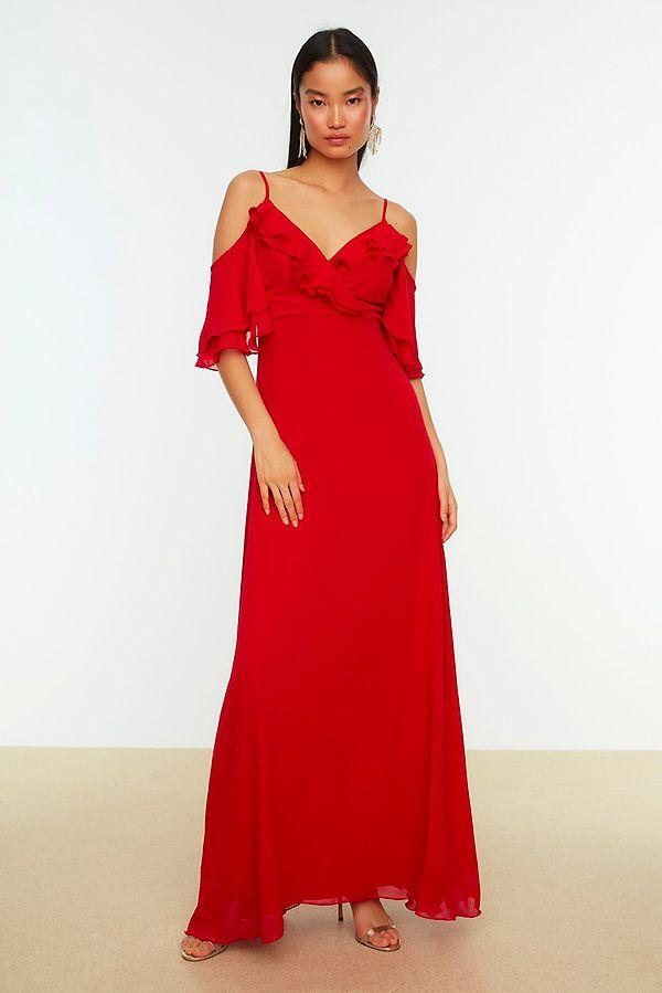 1. Kırmızı omuz dekolteli fırfırlı elbise.