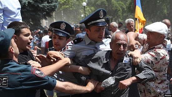 Paşinyan'a Tepkiler Dinmiyor: 100'den Fazla Kişi Gözaltına Alındı
