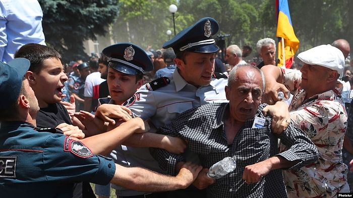 Paşinyan'a Tepkiler Dinmiyor: 100'den Fazla Kişi Gözaltına Alındı