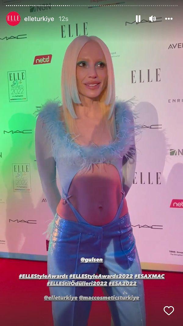 Şimdi ise dün Elle Style Awards'daki konuşmasıyla gündemde. Ama önce Gülşen'in ödül töreninde giydiği kıyafete bir göz atalım.