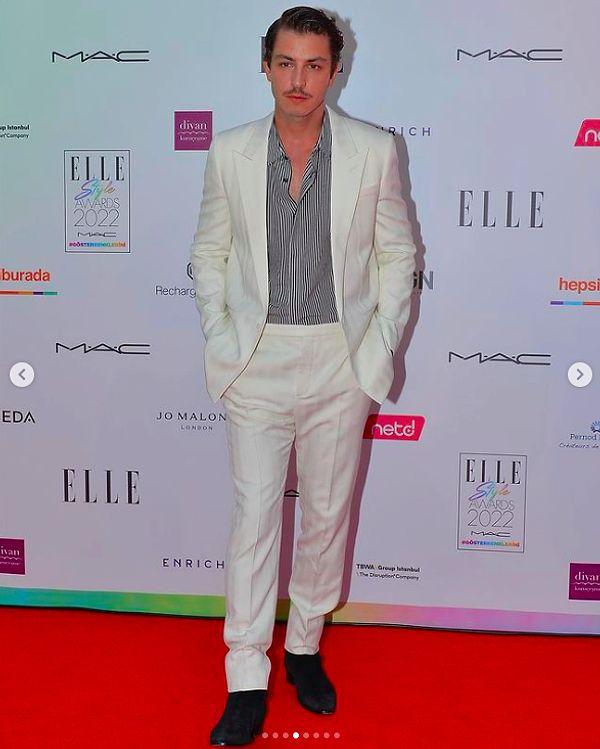 Gecede Saint Laurent tercih eden ünlü oyuncu Boran Kuzum, Yılın Stil Sahibi Erkek Oyuncusu Ödülü'nü aldı.