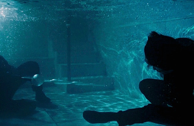 13. John Wick 3: Parabellum'da, düşmanı ile bir havuzda kapışırken, Wick rakibinin silahından yaklaşık bir metre uzağa gider. Bu sayede mermiler su altında etkisiz hâle gelir.