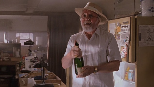 17. Jurassic Park'ta Hammond şampanyayı güzel bardaklara koymayı ısrar edince,  Mutfakta neyin nerede olduğunu bilirim, diyor ama şampanya bardakları yerine ucuz bardakları kullanıyor.