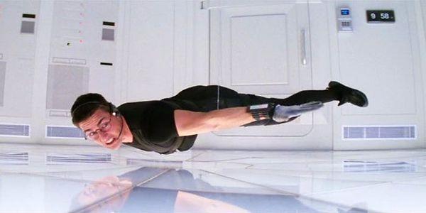 20. Mission: Impossible'daki kasa sahnesi sırasında, Tom Cruise dengesini korumak için ayakkabılarına İngiliz sterlini bozuk para koydu.
