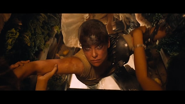 26. Mad Max: Fury Road'da, Furiosa teçhizata girerken, Savaş Teçhizatı'nda depoladığı yiyecekleri görebilirsiniz.