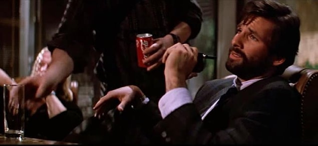 28. Zor Ölüm'de Ellis, Holly'nin ofisinde kokain çekerken yakalar. Daha sonra, teröristlerden biri ona bir kutu kola getirir.