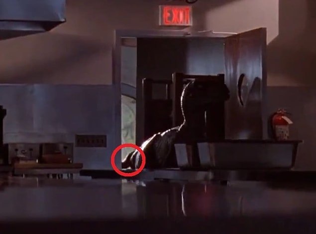 30. Jurassic Park'ta set arkasından birisinin yırtıcı kuşun kuyruğunu tuttuğunu görebilirsiniz.