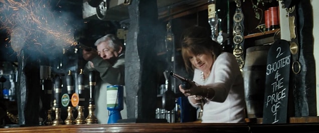 31. Hot Fuzz filminde çatışma sırasında, arkada 2 atış 1 fiyatına yazılı olan bir tabela var.