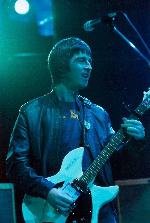8. Jonny Depp, Noel Gallagher'a, Oasis'in konserlerinde düzenli olarak çaldığı, üzerinde "P" harfi bulunan beyaz bir gitar vermiş.