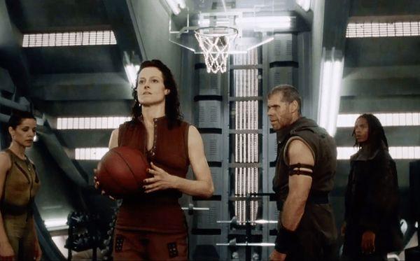 3. Sigourney Weaver'ın Alien Resurrection'da bu etkileyici basket atışı kurgu değil gerçekti.