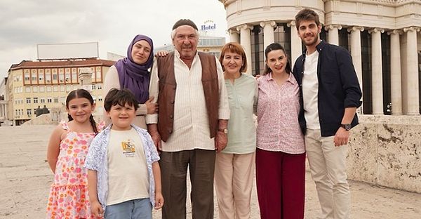 Öncesinde hayatları kesişmiş, bir Makedon ve bir Türk gencinin yıllar sonra bir konakta yeniden karşılaşmasıyla başlayan hikaye yaz sezonunda başarılı olması beklenen projeler arasında.