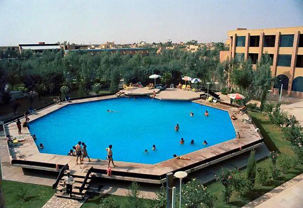 17. İran Ulusal Petrol Şirketi'nin misafirhanesinde yer alan açık yüzme havuzu.