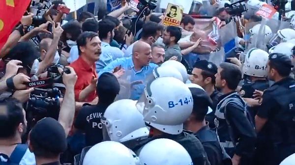 Türkiye İşçi Partisi Genel Başkanı Erkan Baş'ın da aralarında bulunduğu TİP milletvekilleri, basın kimliği bulunan gazeteciler ve vatandaşlar, polisin sert müdahalesiyle karşılaştı. Polis yakın mesafeden vatandaşlara biber gazıyla müdahale etti.