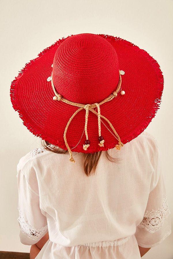 3. Kırmızı renkteki hasır plaj şapkasıyla dikkatleri üzerinize toplayın...