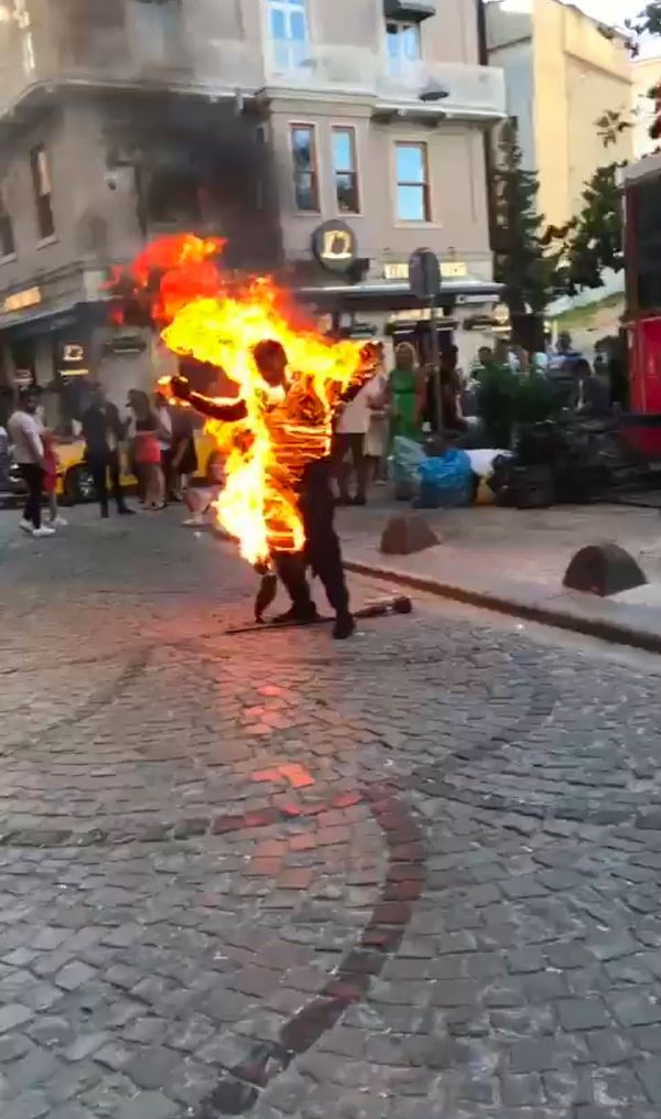 Tam her şey bitti derken Galata'da herkesin önünde kendini ateşe veren adam gündeme oturdu.