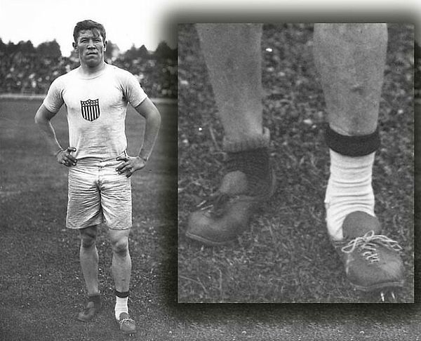 4. 1912'de, Kızılderili olan Jim Thorpe'nin Olimpiyat Atletizm Yarışmalarının sabahında koşu ayakkabıları çalındı.