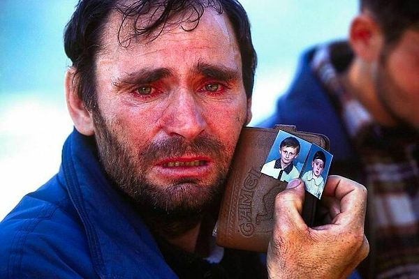 11. Savaş sırasında kaybolan iki oğlunu arayan bir baba. Kosova, 1999