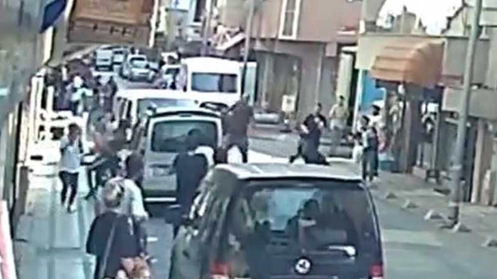 Zeytinburnu'nda 3. Kattaki Evin Balkonundan Sarkarken Aşağıya Düşen 2 Yaşındaki Çocuğu Esnaf Havada Yakaladı