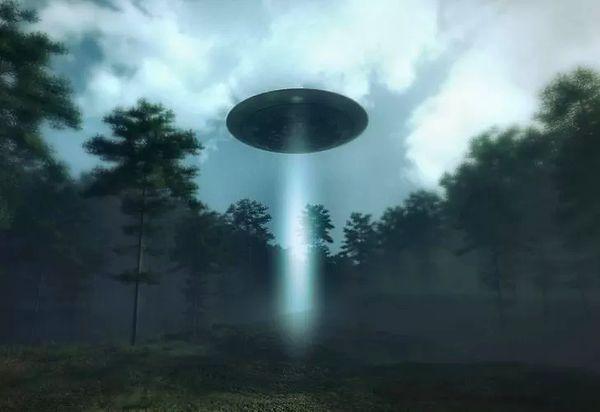 11. Aydın'da yaşayan bir adam ufo gördüğünü iddia etti. Ancak iddia ettiği görüntü ufo değil bir ışık hüzmesi çıktı.