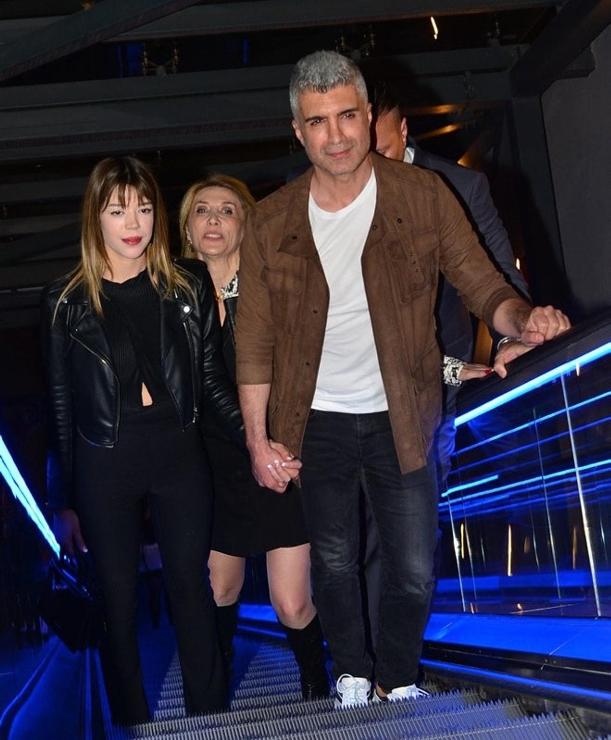 Интервью фейза актан. Озджан дениз и фейза октан. Фейза октан турецкая актриса. Фейза оетан и озджвн лениз с сыном. Фейза актан и озджан дениз.